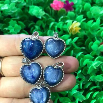MẶT DÂY CHUYỀN TRÁI TIM ĐÁ KYANITE HAY GỌI LÀ ĐÁ SAPPHIRE NƯỚC TỰ NHIÊN MÀU XANH DƯƠNG ĐẬM RẤT RẤT ĐẸP LẮM LẮM Ạ SIZE CAO 18MM X NGANG 19MM NỮ MỆNH THỦY MỆNH MỘC ĐEO Ạ