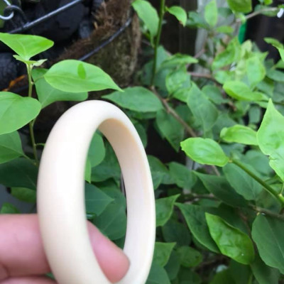 VÒNG TRẮNG NI 54MM x Bản Cao 12mm x Dầy 8mm . VÒNG TAY NỮ ĐEO MÀU TRẮNG GIẢ NGÀ HAY GỌI LÀ XƯƠNG MỸ NGHỆ SIZE 54MM x Bản Cao 12mm x Dầy 8mm NẶNG 50KG - 57KG ĐEO Ạ