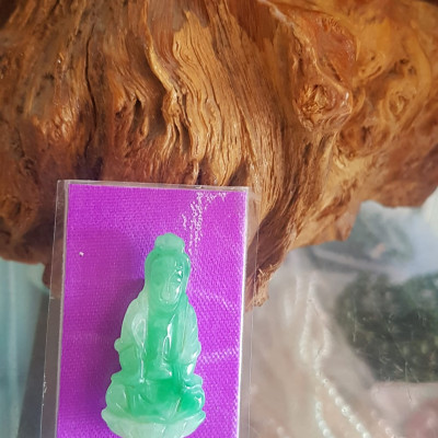 Mặt dây chuyền Nữ Phật Quan Âm Ngồi đẹp đá ngọc cẩm thạch tự nhiên đẹp size nhỏ Nữ size nhỏ Cao 39mm x N18mm x S4mm Màu xanh lý trắng mượt mà bóng đẹp các Chị về bọc vàng đeo đẹp ạ