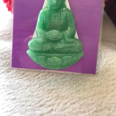 MẶT DÂY CHUYỀN PHẬT A DI ĐÀ ĐỘ MỆNH NAM TUỔI TUẤT HỢI  CHẤT LIỆU ĐÁ CẨM THẠCH TỰ NHIÊN XANH LÝ SỊN BÓNG ĐẸP  Size Cao 52,5mm x Ngang 37mm x dầy 7mm