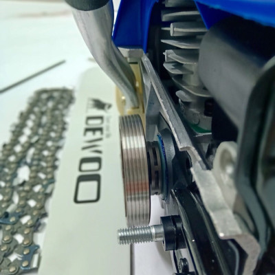 MÁY CƯA XÍCH XĂNG LAM TRƯỢT DEWOO DW-5200R (20", 50.8CM)