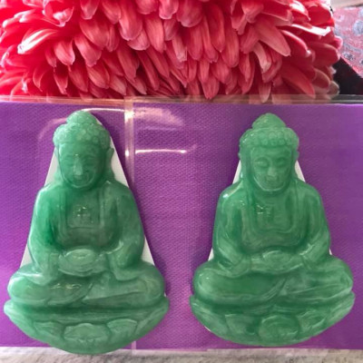 MẶT DÂY CHUYỀN PHẬT A DI ĐÀ ĐỘ MỆNH NAM TUỔI TUẤT HỢI  CHẤT LIỆU ĐÁ CẨM THẠCH TỰ NHIÊN XANH LÝ SỊN BÓNG ĐẸP  Size Cao 52,5mm x Ngang 37mm x dầy 7mm