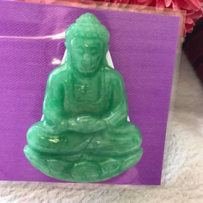 MẶT DÂY CHUYỀN PHẬT A DI ĐÀ ĐỘ MỆNH NAM TUỔI TUẤT HỢI  CHẤT LIỆU ĐÁ CẨM THẠCH TỰ NHIÊN XANH LÝ SỊN BÓNG ĐẸP  Size Cao 52,5mm x Ngang 37mm x dầy 7mm