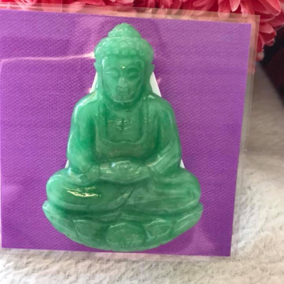 MẶT DÂY CHUYỀN PHẬT A DI ĐÀ ĐỘ MỆNH NAM TUỔI TUẤT HỢI  CHẤT LIỆU ĐÁ CẨM THẠCH TỰ NHIÊN XANH LÝ SỊN BÓNG ĐẸP  Size Cao 52,5mm x Ngang 37mm x dầy 7mm