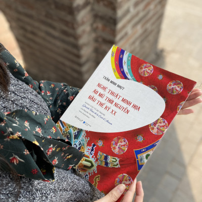 Nghệ Thuật Minh Họa Áo Mũ Thời Nguyễn Đầu Thế Kỷ XX