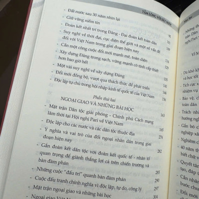(Combo 2 cuốn, bìa cứng) TẤM LÒNG VỚI ĐẤT NƯỚC & HỒI KÝ GIA ĐÌNH – BẠN BÈ – ĐẤT NƯỚC – Nguyễn Thị Bình - NXB CTQGST