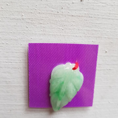 Mặt Dây Chuyền Hình Chiếc Lá Trắng Bóng Xíu Xanh Lá Ở Giữa Chất liệu 100% Đá Cẩm Thạch Tự Nhiên Size Cao 27mm x Ngang 18mm x Dầy 5mm Nữ Bọc Làm Mặt Dây chuyền Vàng đeo đẹp lắm ạ