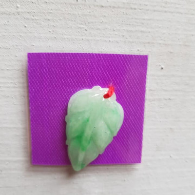 Mặt Dây Chuyền Hình Chiếc Lá Trắng Bóng Xíu Xanh Lá Ở Giữa Chất liệu 100% Đá Cẩm Thạch Tự Nhiên Size Cao 27mm x Ngang 18mm x Dầy 5mm Nữ Bọc Làm Mặt Dây chuyền Vàng đeo đẹp lắm ạ