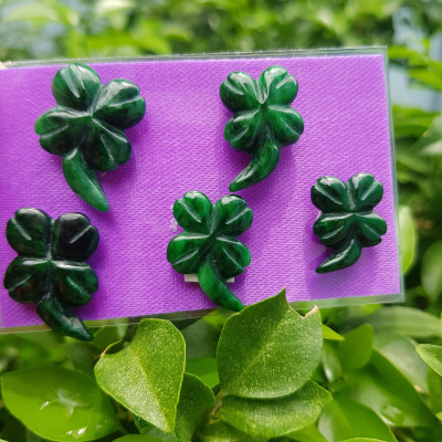 Mặt dây chuyền Mới Đẹp Bông Hoa Cỏ 4 lá có cuốn dài Đá Cẩm Thạch Xanh Đậm Tự Nhiên Ngang 15mm x dài 20mm x dầy 3mn Nữ mệnh Thủy Mộc Hỏa bọc vàng lên đeo thiệt là đẹp xinh ạ