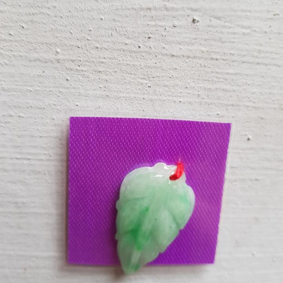 Mặt Dây Chuyền Hình Chiếc Lá Trắng Bóng Xíu Xanh Lá Ở Giữa Chất liệu 100% Đá Cẩm Thạch Tự Nhiên Size Cao 27mm x Ngang 18mm x Dầy 5mm Nữ Bọc Làm Mặt Dây chuyền Vàng đeo đẹp lắm ạ