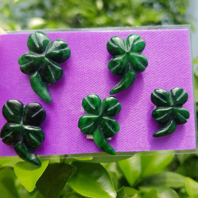 Mặt dây chuyền Mới Đẹp Bông Hoa Cỏ 4 lá có cuốn dài Đá Cẩm Thạch Xanh Đậm Tự Nhiên Ngang 15mm x dài 20mm x dầy 3mn Nữ mệnh Thủy Mộc Hỏa bọc vàng lên đeo thiệt là đẹp xinh ạ