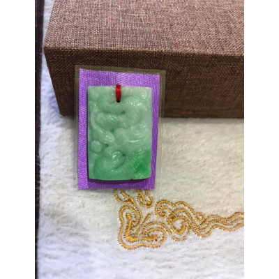 Mặt dây chuyền HCN hình Rồng Lượn cẩm thạch tự nhiên xanh ngọc nhẹ lên mặt dây chuyền đeo đẹp lắm luôn nè dài 33,8mm x ngang 23,5mm x dầy 7,7mm ạ