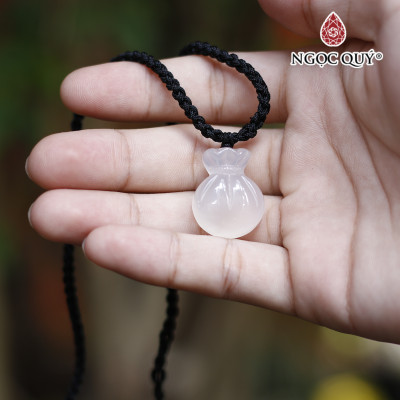 Mặt dây chuyền túi tiền đá mã não trắng 2.3x1.8x0.8cm mệnh thủy, kim - Ngọc Quý Gemstones