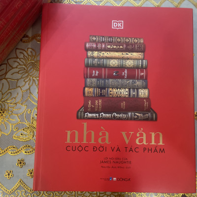 Nhà văn - cuộc đời và tác phẩm (Bìa cứng có áo, in màu)