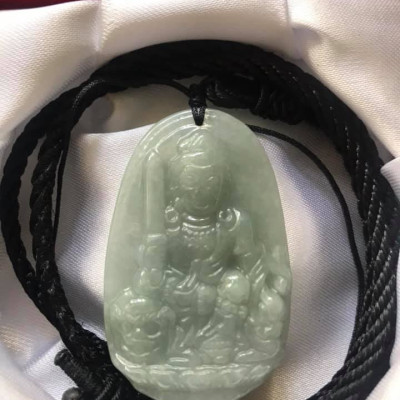 MẶT PHẬT VĂN THÙ ĐÁ CẨM THẠCH TỰ NHIÊN TRẮNG XANH NHẸ NHẸ ĐỘ MỆNH NAM TUỔI MẸO ĐỘ MAY MẮN SIZE CAO 49MM NGANG 31MM DẦY 6MM8 CÓ DÂY