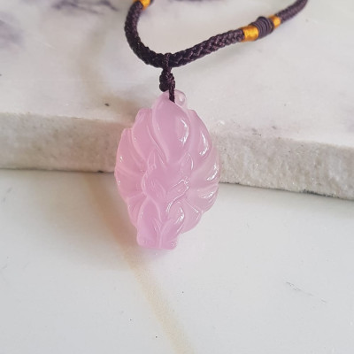 Mặt dây chuyền Hồ ly 9 đuôi hay chín đuôi đá mã não Hồng ngọc tự nhiên tặng kèm dây đeo hợp mệnh Hỏa Thổ Cao 30mm x ngang 20mm x dầy 8mm Công dụng: may mắn về mặt tình duyên, quyền lực, giúp nữ chủ nhân luôn xinh đẹp tài trí mang nhiều tài lộc quyến rũ 