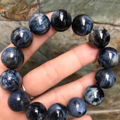 CHIẾC VÒNG NAM HÀNG CAO CẤP ĐÁ PIETERSITE SIZE 15LY HAY GỌI ĐÁ GIÔNG BÃO TỰ NHIÊN TÔNG XANH VÂN ĐẬM NHẠT HỢP MỆNH THỦY VÀ MỘC Ạ