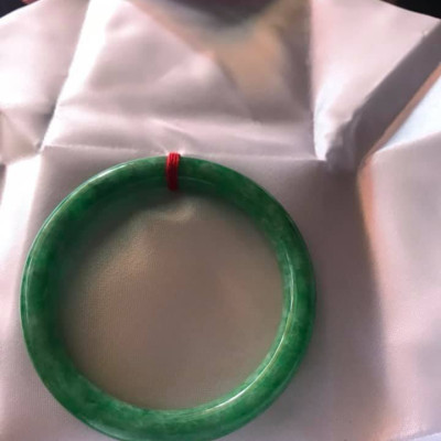 CHIẾC VÒNG ĐÁ CẨM THẠCH XANH ĐẬU A 53MM MÀU XANH BÔNG TRẮNG NỮ 51KG ĐẾN 60KG Ạ