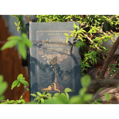 Sách Hoa vẫn nở mỗi ngày - Nhã Nam - BẢN QUYỀN