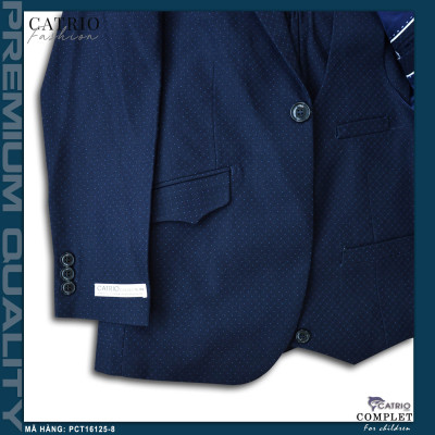 BỘ VEST BÉ TRAI CATRIO PCT16125/8 LÀ BỘ COMPLET TRẺ EM từ 6 tuổi đến 10 tuổi (25kg đến 35kg) thuộc bộ sưu tập quần áo trẻ em trang trọng cho mùa lễ hội, tết, tiệc cưới, sự kiện sinh nhật, được làm bằng vải dạ cao cấp nhất, đẹp đến từng chi tiết