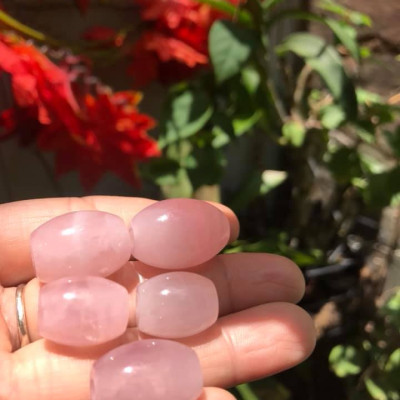 Mặt Dây Chuyền Viên LU ĐÁ THẠCH ANH HỒNG TỰ NHIÊN Bóng đẹp - freesize  Chất liệu 100% đá thiên nhiên loại đẹp ạ Rất hợp nữ mệnh HỎA THỔ Làm mặt dây chuyền và phối vòng tay ạ