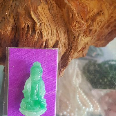 Mặt dây chuyền Nữ Phật Quan Âm Ngồi đẹp đá ngọc cẩm thạch tự nhiên đẹp size nhỏ Nữ size nhỏ Cao 39mm x N18mm x S4mm Màu xanh lý trắng mượt mà bóng đẹp các Chị về bọc vàng đeo đẹp ạ