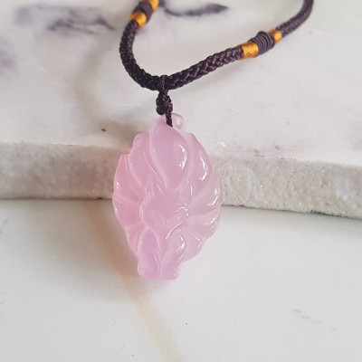 Mặt dây chuyền Hồ ly 9 đuôi hay chín đuôi đá mã não Hồng ngọc tự nhiên tặng kèm dây đeo hợp mệnh Hỏa Thổ Cao 30mm x ngang 20mm x dầy 8mm Công dụng: may mắn về mặt tình duyên, quyền lực, giúp nữ chủ nhân luôn xinh đẹp tài trí mang nhiều tài lộc quyến rũ 