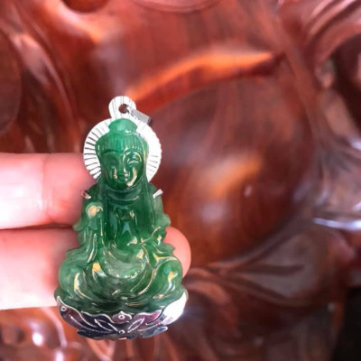 MẶT DÂY CHUYỀN PHẬT QUAN ÂM ĐEO CHUỖI BỌC INOX ĐÁ CẨM THẠCH XANH LÁ ĐỀU TỰ NHIÊN ĐẸP  Size Cao 44mm x Ngang 25mm x Dầy 6mm  NAM NỮ MỆNH MỘC HOẢ THUỶ