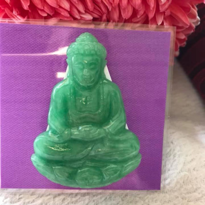 MẶT DÂY CHUYỀN PHẬT A DI ĐÀ ĐỘ MỆNH NAM TUỔI TUẤT HỢI  CHẤT LIỆU ĐÁ CẨM THẠCH TỰ NHIÊN XANH LÝ SỊN BÓNG ĐẸP  Size Cao 52,5mm x Ngang 37mm x dầy 7mm