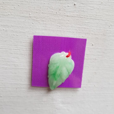 Mặt Dây Chuyền Hình Chiếc Lá Trắng Bóng Xíu Xanh Lá Ở Giữa Chất liệu 100% Đá Cẩm Thạch Tự Nhiên Size Cao 27mm x Ngang 18mm x Dầy 5mm Nữ Bọc Làm Mặt Dây chuyền Vàng đeo đẹp lắm ạ