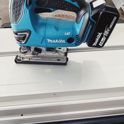 MÁY CƯA LỌNG DÙNG PIN(18V/3.0AH) MAKITA DJV180RFE (01 ĐẾ SẠC NHANH – 02 PIN 18V / 3.0AH) - HÀNG CHÍNH HÃNG