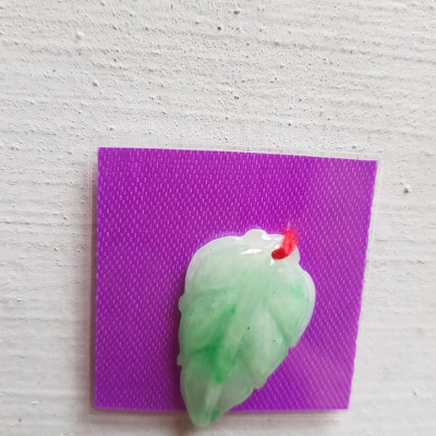 Mặt Dây Chuyền Hình Chiếc Lá Trắng Bóng Xíu Xanh Lá Ở Giữa Chất liệu 100% Đá Cẩm Thạch Tự Nhiên Size Cao 27mm x Ngang 18mm x Dầy 5mm Nữ Bọc Làm Mặt Dây chuyền Vàng đeo đẹp lắm ạ