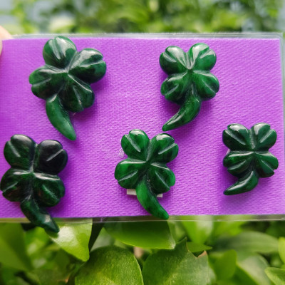 Mặt dây chuyền Mới Đẹp Bông Hoa Cỏ 4 lá có cuốn dài Đá Cẩm Thạch Xanh Đậm Tự Nhiên Ngang 15mm x dài 20mm x dầy 3mn Nữ mệnh Thủy Mộc Hỏa bọc vàng lên đeo thiệt là đẹp xinh ạ