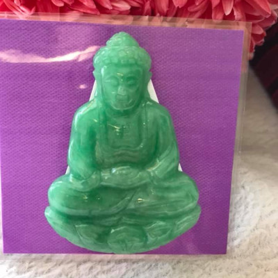 MẶT DÂY CHUYỀN PHẬT A DI ĐÀ ĐỘ MỆNH NAM TUỔI TUẤT HỢI  CHẤT LIỆU ĐÁ CẨM THẠCH TỰ NHIÊN XANH LÝ SỊN BÓNG ĐẸP  Size Cao 52,5mm x Ngang 37mm x dầy 7mm