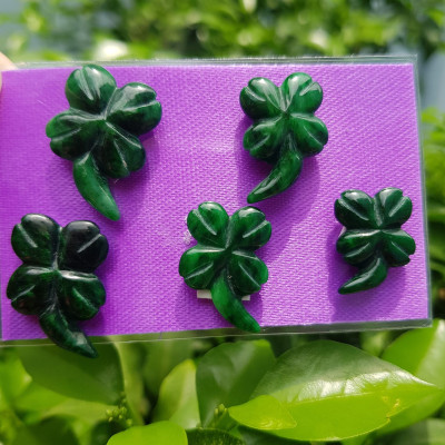 Mặt dây chuyền Mới Đẹp Bông Hoa Cỏ 4 lá có cuốn dài Đá Cẩm Thạch Xanh Đậm Tự Nhiên Ngang 15mm x dài 20mm x dầy 3mn Nữ mệnh Thủy Mộc Hỏa bọc vàng lên đeo thiệt là đẹp xinh ạ