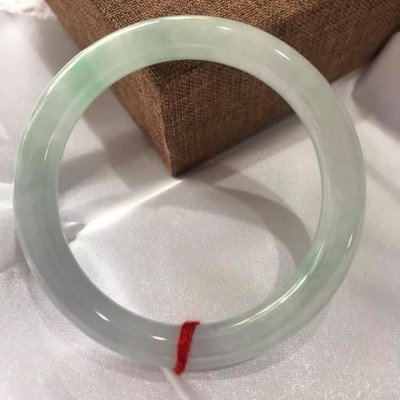  CHIẾC VÒNG TÍM LÝ 49 MÀU TRẮNG 2 VÂN XANH LÁ NHẸ BÓNG ĐỀU ĐẸP  CHẤT LIỆU ĐÁ CẨM THẠCH TỰ NHIÊN  NỮ MẠNG KIM THỦY 45KG ĐẾN 54KG ĐEO ĐẸP Ạ