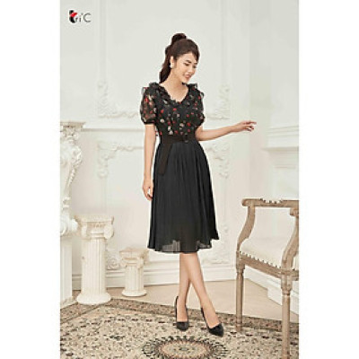 Đầm xòe hoa đỏ, chân dập nhăn Tri