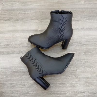 Boots thời trang nữ cổ cao, da lì cao cấp ROSATA RO307 6.5p gót trụ - BKSTORE