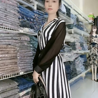 Đầm sơmi mẫu mới kèm belt cao cấp phong cách tối giản mặc được hai kiểu.