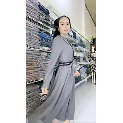 Đầm xếp ly cổ trụ kín đáo thanh lịch.