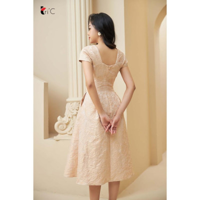 Đầm xòe gấm hoa hồng nude ngực vặn xoắn Tri