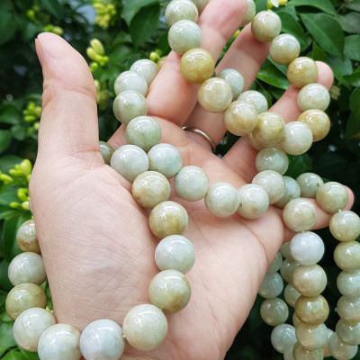  Vòng tay chuỗi nam nữ đá cẩm thạch tự nhiên trắng vàng bóng ngời Vòng size hạt 13mm Màu trắng vàng đất nhẹ bóng mượt thiệt đẹp ạ