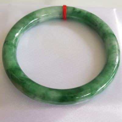 Vòng Cẩm Thạch tự nhiên mới Đậu Lý Sịn Sao 53mm x chột 8mm cao cấp sịn bóng đẹp màu xanh đậu lý đậm nhạt điểm trắng nhẹ đẹp bóng nữ 53kg - 62kg đeo rất đẹp sang tay món quà tặng Mẹ , tặng vợ người phụ nữ yêu quý may mắn ý nghĩa ạ