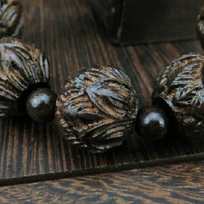 Vòng đeo tay Phong Thủy Nam – Nữ gỗ Thủy Tầm Mộc, hạt 18li, khắc thủ công các vị thần phật dân gian Phương Đông, Kèm hộp Gấm.