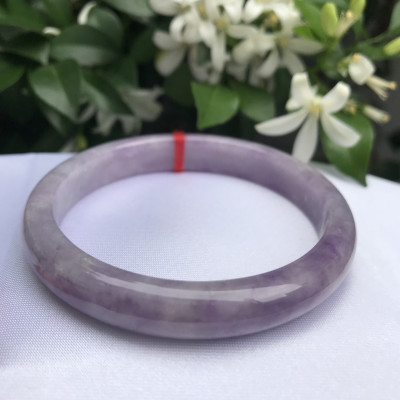 Vòng Cẩm Thạch mới Bản Hẹ Tím Nhẹ Ni 57mm Cao 10mm Dầy 7mm Màu tím nhẹ đều bóng đẹp Nữ mạng hỏa mạng thổ 53kg đến 58kg đeo rất là xinh tay nhe các Chị đẹp ạ