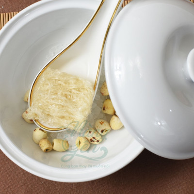 TỔ YẾN TINH CHẾ VUÔNG 2.5 GRAM KẾT HỢP VỚI HẠT SEN ĐỒNG THÁP | YẾN SÀO NÀNG YẾN | Được đóng gói tiện lợi dễ dàng chế biến | Thành phần nguyên liệu vừa đủ cho 1 suất ăn bổ dưỡng | Giúp tăng cường sức đề kháng | Chống lão hoá