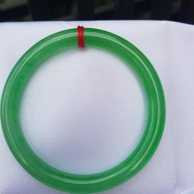 Vòng tay Nữ đá cẩm thạch Mới Lý T 52mm Vòng màu Xanh lá tươi bóng 52kg - 56kg Nữ mệnh Mộc mệnh Hỏa Thủy đeo ạ