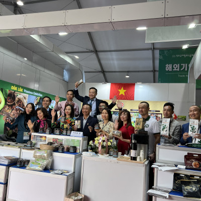 Combo 1 Hũ Mật Ong Cà Phê Jade Mountain Kết Tinh Tự Nhiên 380ml Và 1 Mật Ong Bánh Tổ Jade Mountain 500gr Nguyên Miếng Ngọt Nhẹ