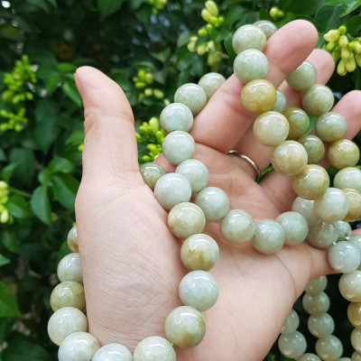  Vòng tay chuỗi nam nữ đá cẩm thạch tự nhiên trắng vàng bóng ngời Vòng size hạt 13mm Màu trắng vàng đất nhẹ bóng mượt thiệt đẹp ạ