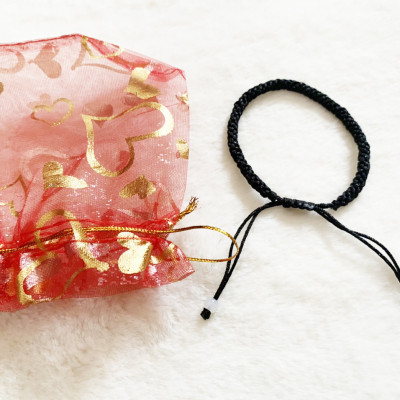 Vòng tay chỉ đen kèm túi đỏ làm quà tặng - vòng tay cặp đôi đen